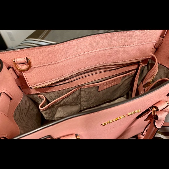 Michael kors purse - Picture 4 of 5